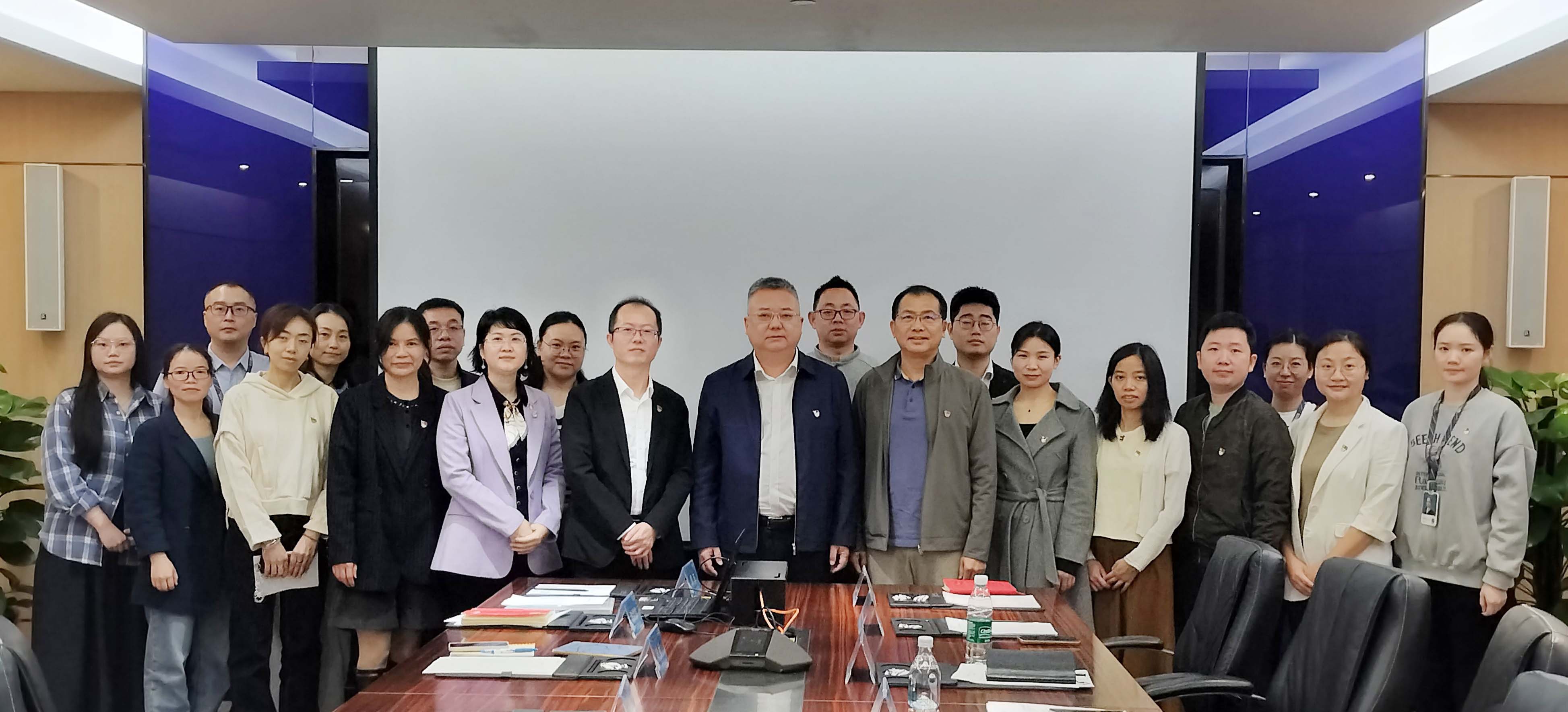 李程任深圳市壹号娱乐-com供应链股份有限公司党委书记，钟志华任党委副书记、纪委书记